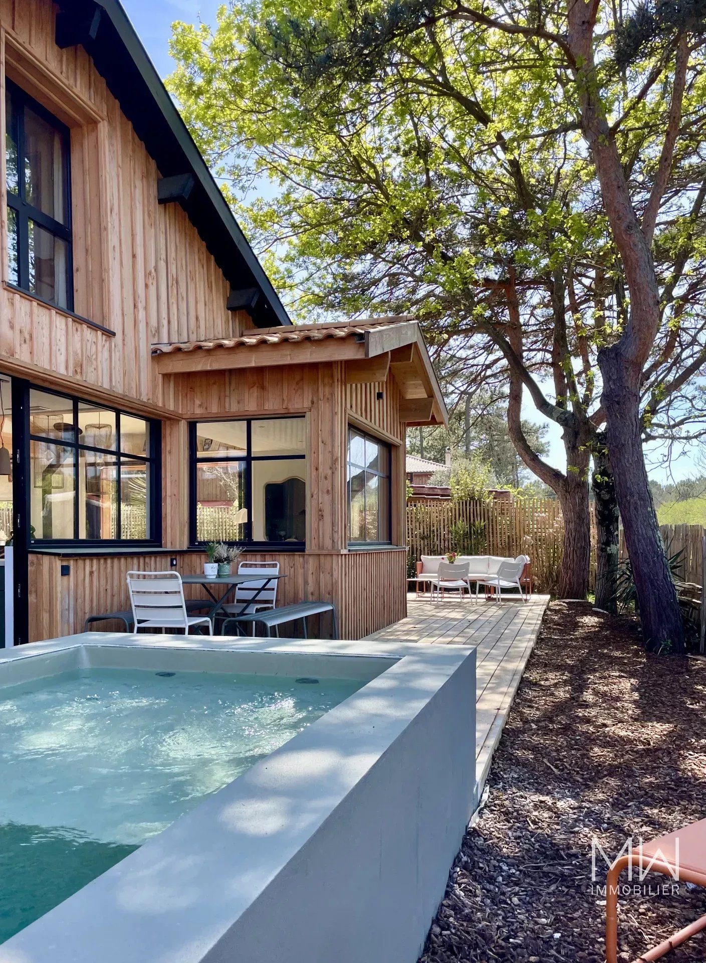 WOODEN VILLA WITH SWIMMING POOL – LE CANON – SLEEPS 12